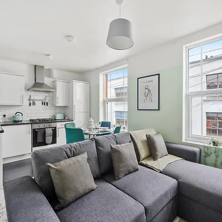 The Stylish Gem - Garden - Sleeps 18 * Bristol